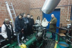 Wizytacja uczniów/ Kierownik Prof. Paweł Woś, laboratorium silników